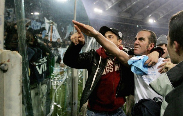 Als Spieler von Lazio Rom grüßte Paolo Di Canio im Januar 2005 die Fans auf seine Weise
