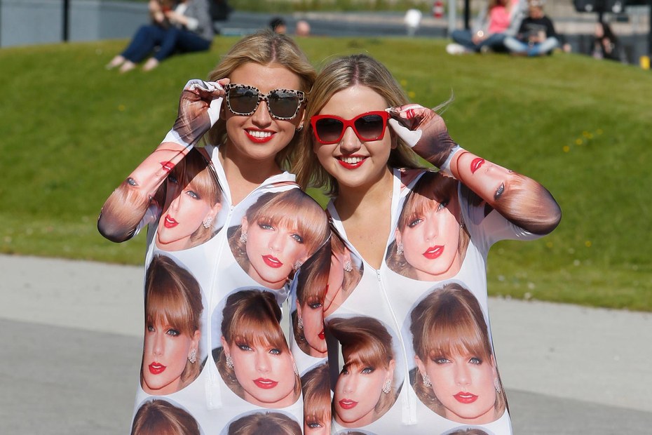 Swifties bei einem Konzert von Taylor Swift in Glasgow