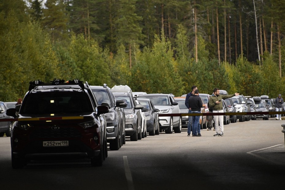 Nach Bekanntgabe der Teilmobilmachung reihen sich die Autos an der russisch-finnischen Grenze