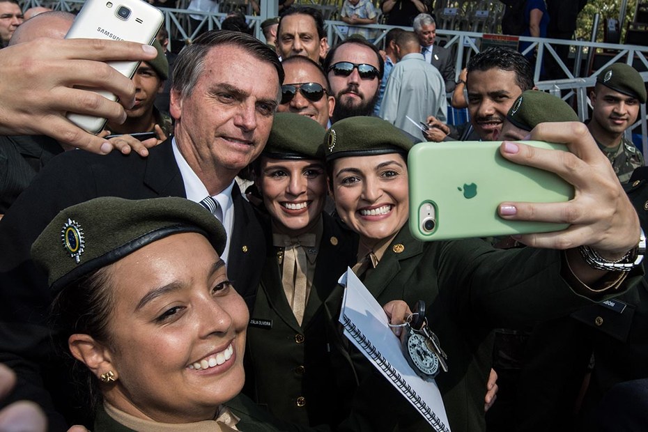 Selfies mit Bolsonaro – die große Demokratie-Sause hat begonnen! Vorzugsweise trägt man Militärlook