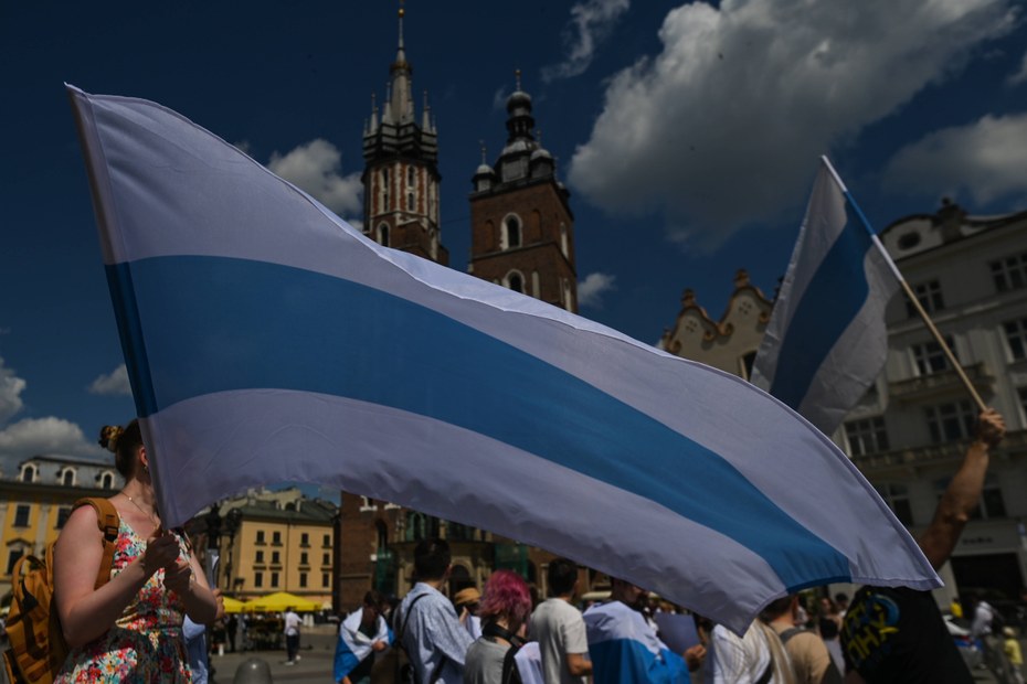 Die weiß-blaue Fahne ist Symbol der russischen Anti-Kriegs-Bewegung. Und auf Igor Wolobujews Militäruniform