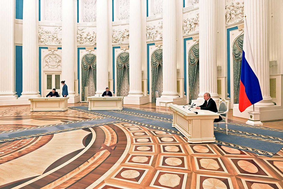 Allein an einem Tisch in einem großen Säulensaal des Kreml: Wladimir Putin und sein Sicherheitsrat