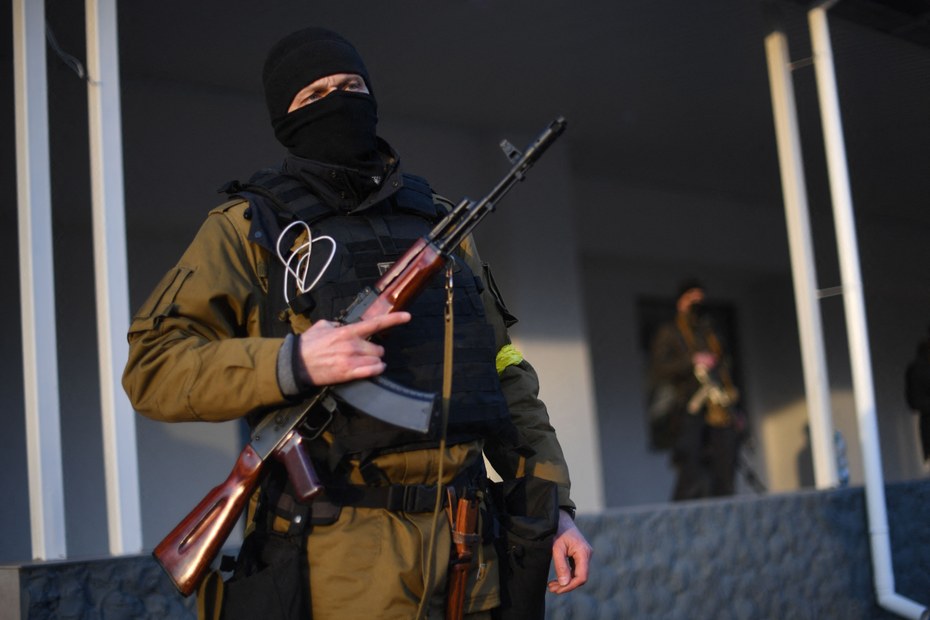 Ein bewaffneter Zivilist in den Straßen von Kiew