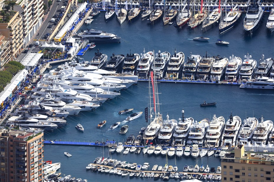 Yachten der Superreichen im Hafen von Monaco