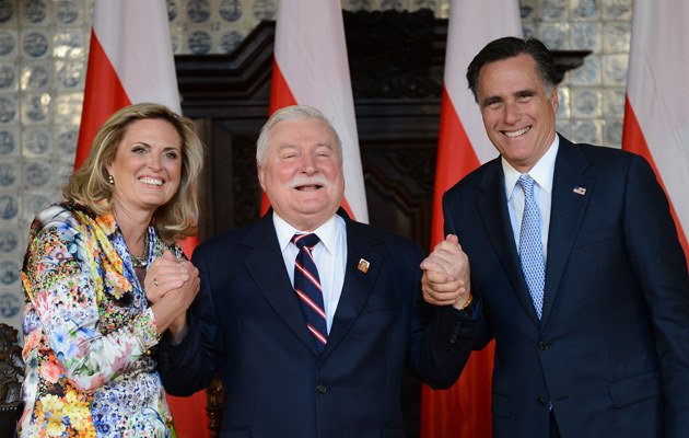 Ex-Präsident Walesa, beziehungsvoll vom Ehepaar Romney umrahmt 