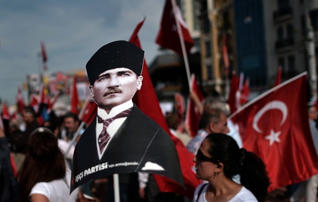 Kemal Atatürk im gedeckten Anzug 