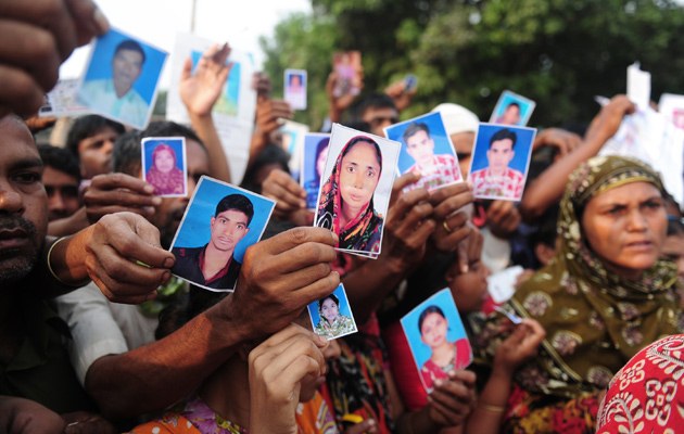 Angehörige mit Fotos der Opfer des Savar-Unglücks