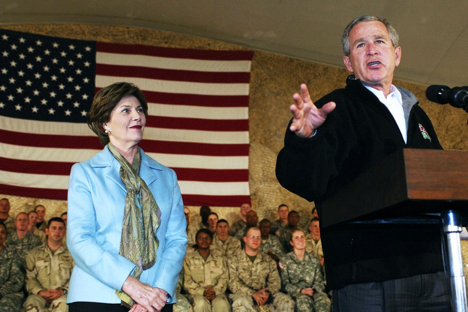 US-Präsident George Bush und seine Frau Laura: Sie wies 2001 bereits auf die Situationen der Frauen in Afghanistan hin. 20 Jahre später soll es nie darum gegangen sein