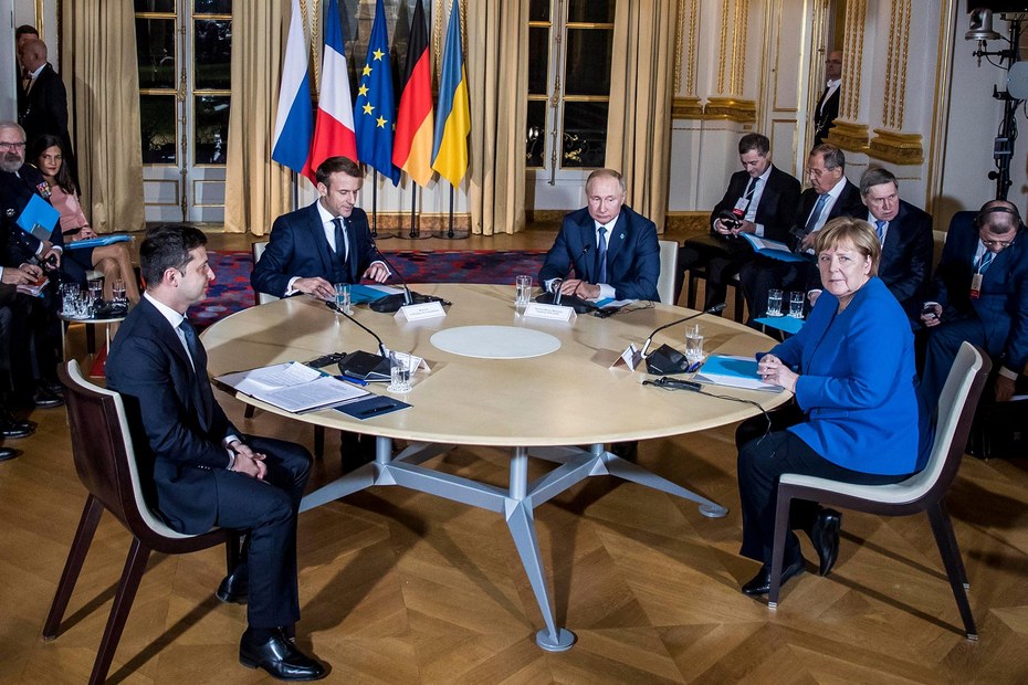 Wolodymyr Selenskyj, Emmanuel Macron, Wladimir Putin und Angela Merkel in Paris (2019)