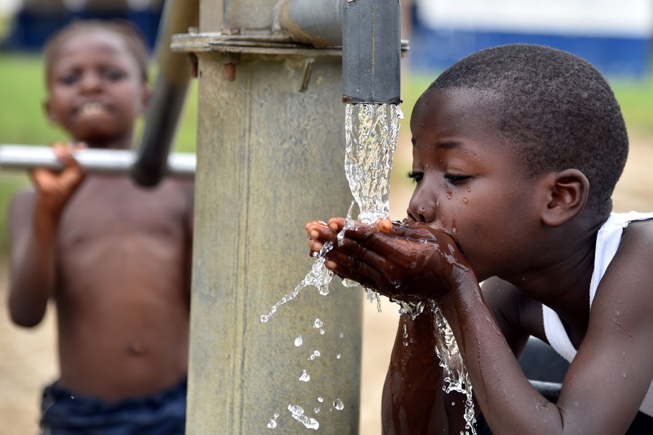 Schüler am Brunnen einer öffentlichen Schule in Liberia