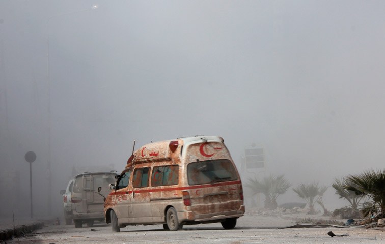 Abu Yahya rast mit seinem Fahrzeug durchs Viertel, wenn ein Verwundeter ins Hospital muss. Oft riskiert er sein Leben