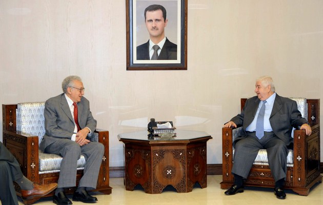 Unterhändler Brahimi (l.) konferiert mit dem syrischen Außenminister Walid al-Muallim