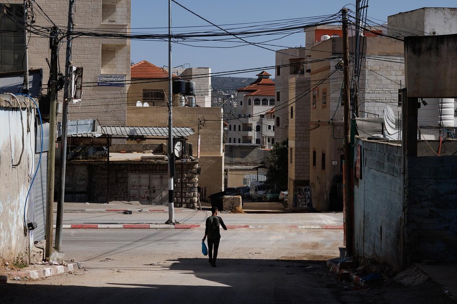 Palästinenser dürfen in Huwara jetzt wieder von Ost nach West laufen, den Bürgersteig aber nicht benutzen