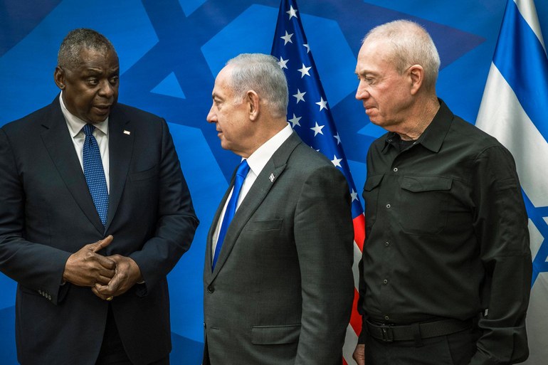 US-Verteidigungsminister Lloyd Austin (links) trifft Benjamin Netanjahu und Joaw Galant in Tel Aviv