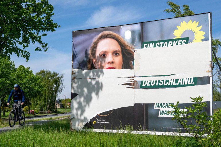 Im Europawahlkampf sind viele zerstörte Wahlplakate zu sehen: Die Grünen sind nicht nur Ziel der Rechtsextremen