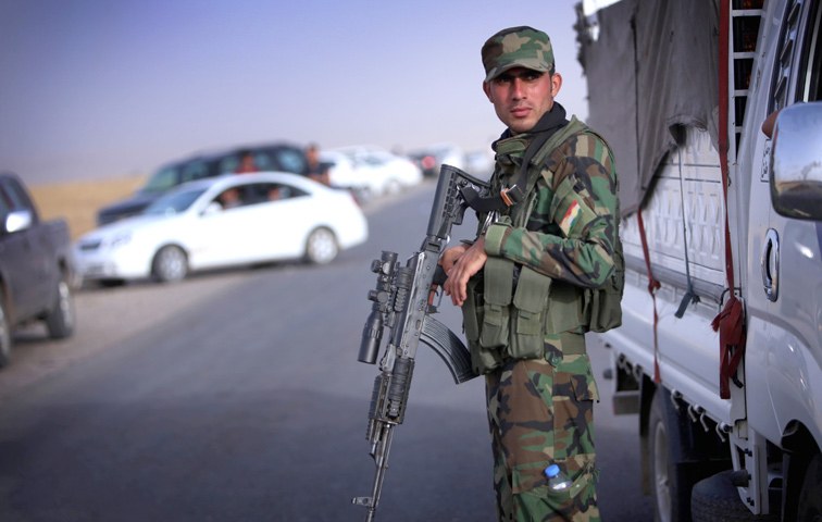 Irakischer Soldat an einer Straßensperre