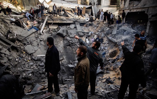 Ein Bombenkrater von einem israelischen Luftwaffenangriff in Gaza-City