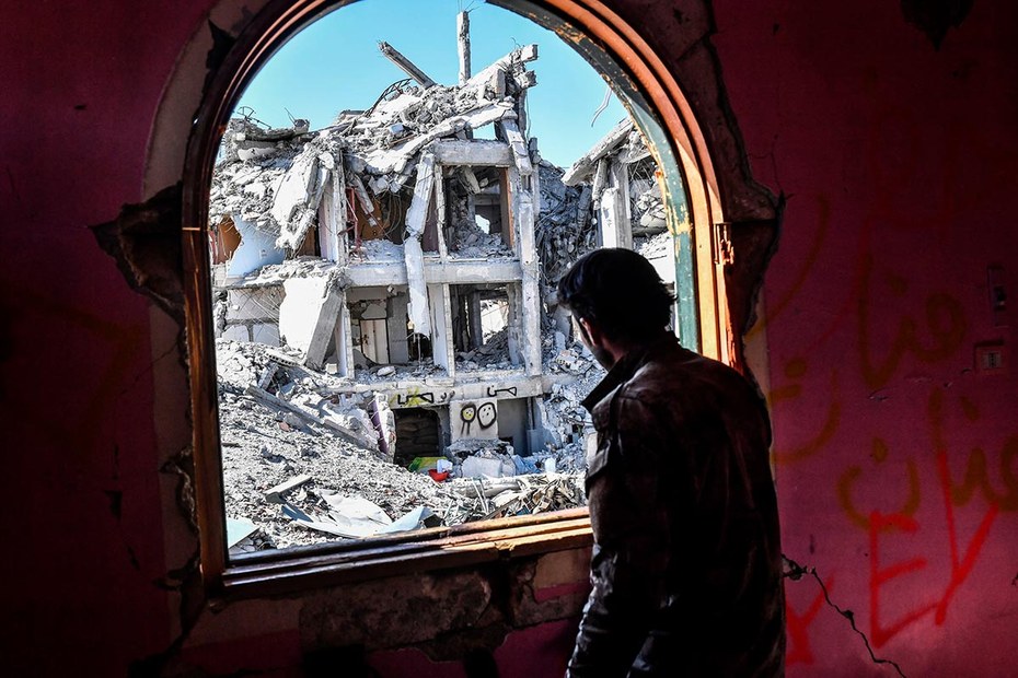 Welchen Sinn die Zerstörung gehabt haben soll, wird anderswo entschieden: syrischer DKS-Kämpfer in Rakka