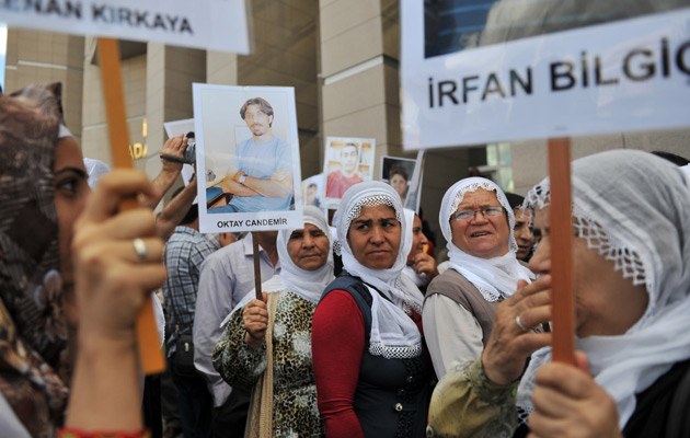 Kurdische Frauen mit Fotos von inhaftierten Journalisten in Istanbul