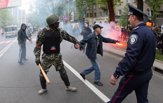 In Donezk zeigt schon die Ausrüstung: Zurückhaltung ist die erste Polizistenpflicht
