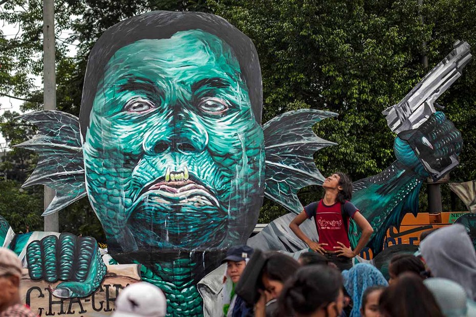 Protestanten in Manila zeigen Präsident Duterte als bewaffnetes Monster