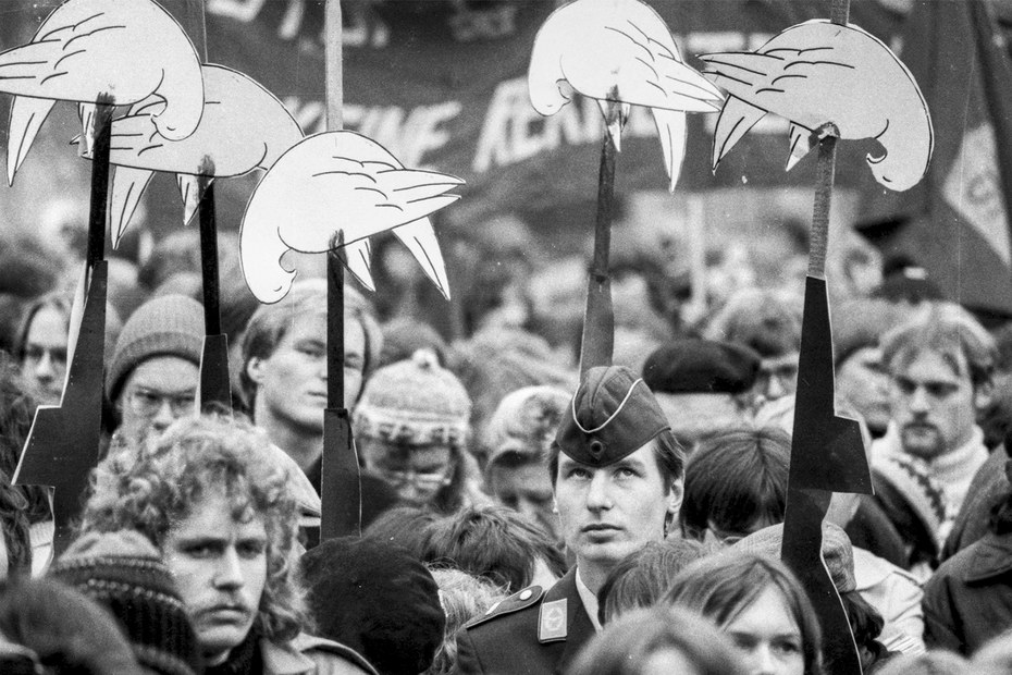 Junge Menschen demonstrieren im November 1980 in Bonn gegen Militarismus und Wiederbewaffnung
