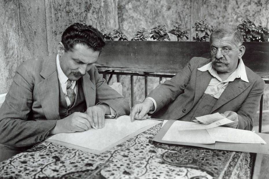 Der Arzt und Sexualforscher Magnus Hirschfeld (rechts) mit einem Mitarbeiter