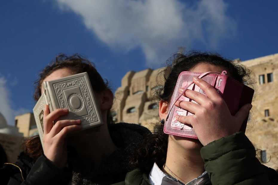 Ultraorthodoxe Frauen in Jerusalem bedecken ihre Gesichter, um gegen die israelische Frauenrechtsorganisation „Women Of The Wall“ zu protestieren, die sich dafür einsetzt, dass jüdische Frauen am gesamten Bereich der Klagemauer beten dürfen