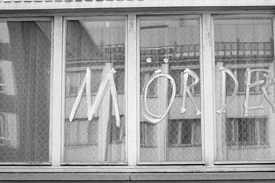 Ehrliche Behördenbeschriftung: Ein Fenster der Stasi-Zentrale in Berlin-Lichtenberg, Februar 1990