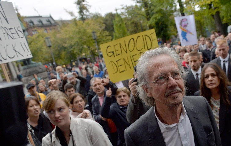 In Oslo empfangen Demonstranten Peter Handke vor der Vergabe des Ibsenpreises mit Beschimpfungen
