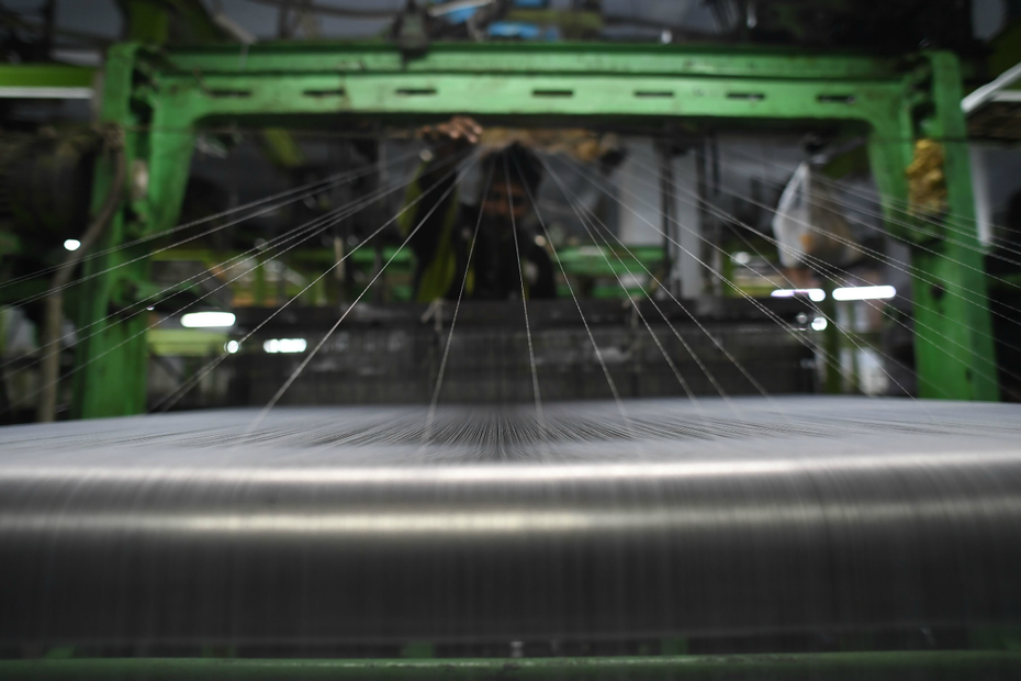 Ein pakistanischer Textilarbeiter arbeitet an einem mechanischen Webstuhl in Karatschi, der größten Industriestadt Pakistans