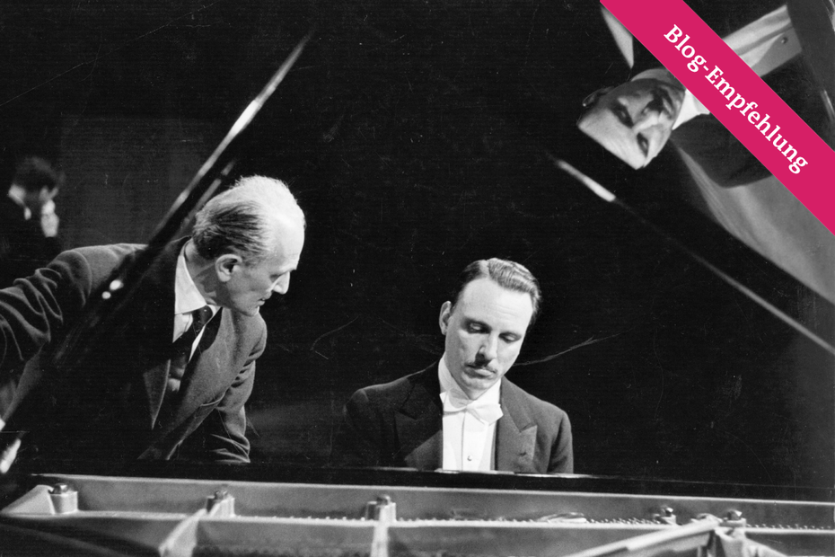 Der Pianist Arturo Benedetti Michelangeli (r.) und sein Stimmer Ettore Tallone am Klavier während einer Konzertreise, 1959