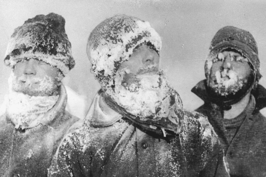 Goldrausch in Alaska, 1898. Drei Männer bei der Rückkehr ins Lager bei 35 Grad unter Null