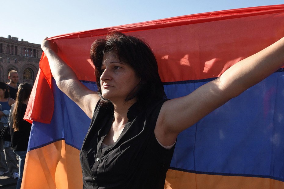 Die armenische Bevölkerung reagiert mit Protesten auf Aserbaidschans militärische Angriffe.