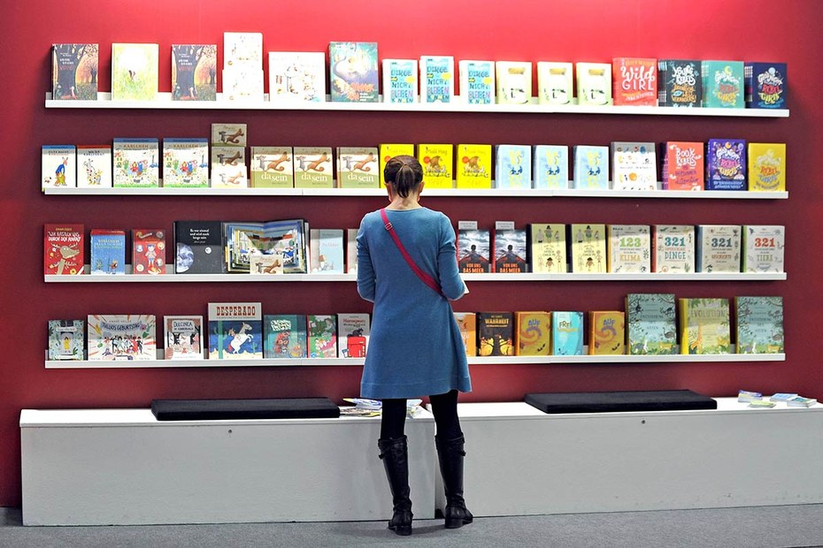 Die Frankfurter Buchmesse: Aufgrund ihrer internationalen Monopolstellung hätten alle von ihr ausgeschlossenen Verlage geschäftliche Nachteile, gegen die sich kartellrechtlich leicht klagen ließe