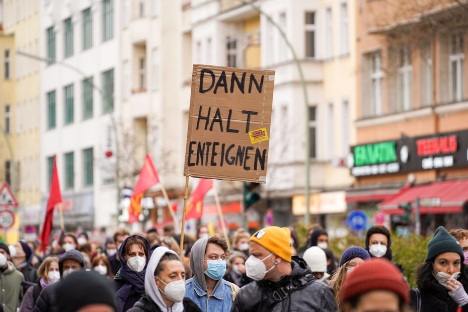 Nachdem der Mietendeckel gestern gekippt wurde, fanden sich Tausende Demonstrant*innen am Berliner Hermannplatz ein, um gegen die Entscheidung des Bundesverfassungsgerichts zu protestieren