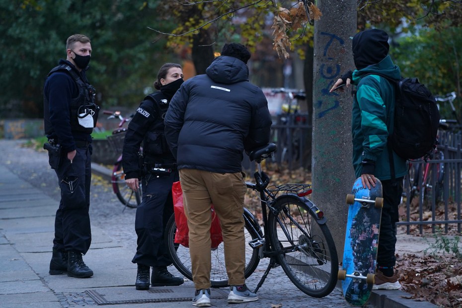 November 2020 in Berlin: Wenn es um die Einhaltung der Hygiene- und Abstandsregeln geht, greift die Polizei mitunter hart durch. Viele Linke befürworten das. Ein Widerspruch?