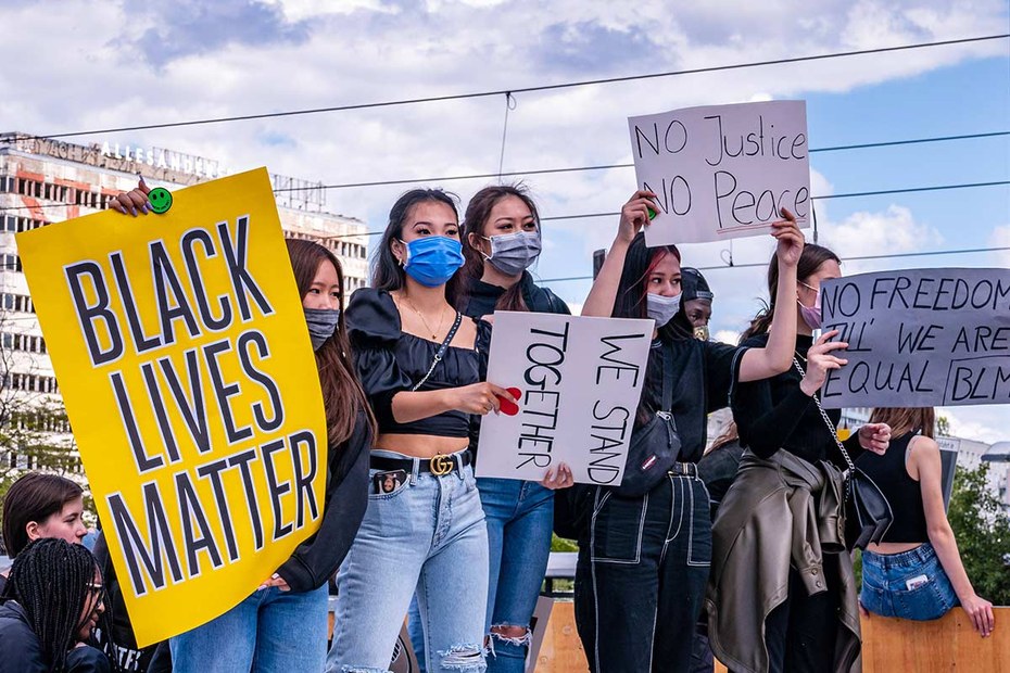 Tausende Menschen protestierten am 6. Juni in Berlin auf dem Alexanderplatz gegen Rassismus unter dem Motto „Black Lives Matter“