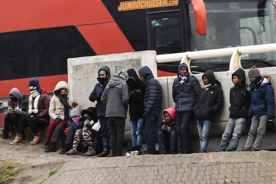 Migranten am Zugang zum Hafen von Calais