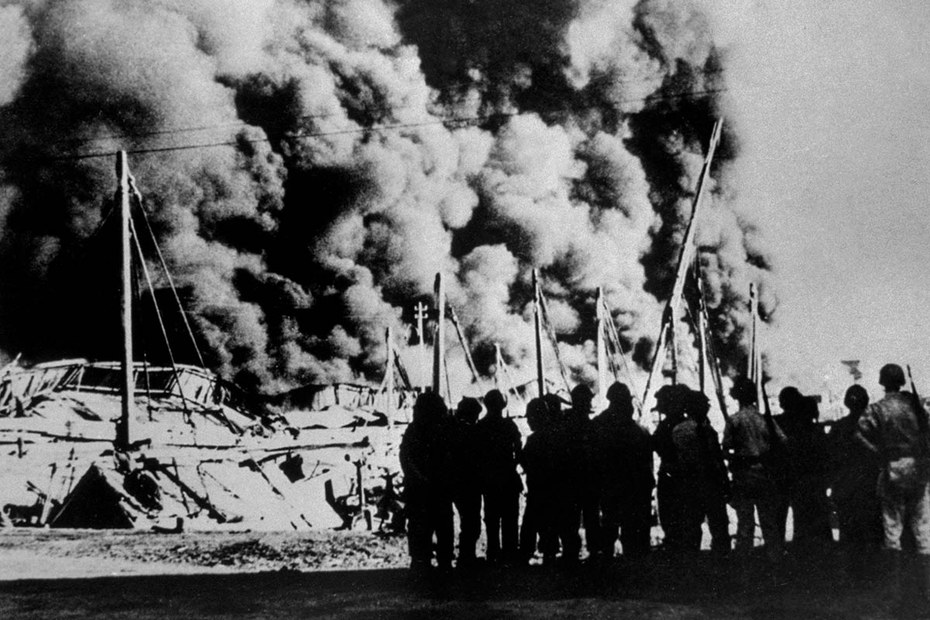 Feuer im Hafen von Probolinggo, Indonesien, kurz nach der Ankunft der niederländischen Marine (um 1947)