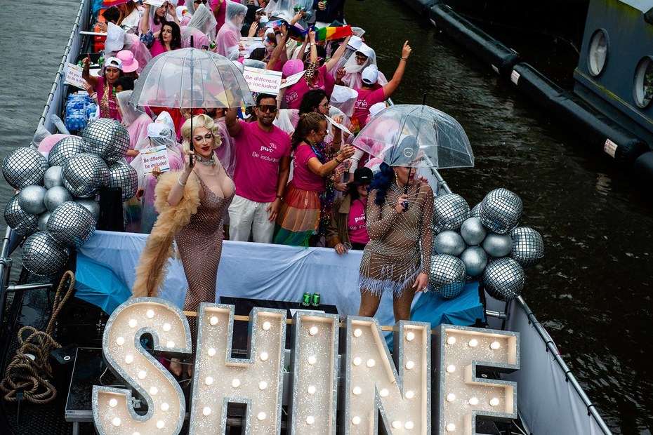 Die Pride Parade 2023 in Amsterdam sieht zwar aus wie eine nette Party – ist aber politischer denn je.