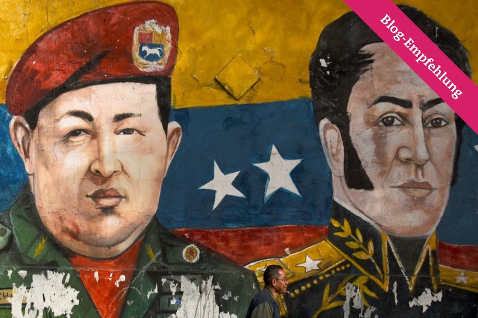 Hugo Chavez, Simon Bolivar und ein Mann auf dem Weg zur Wahlurne