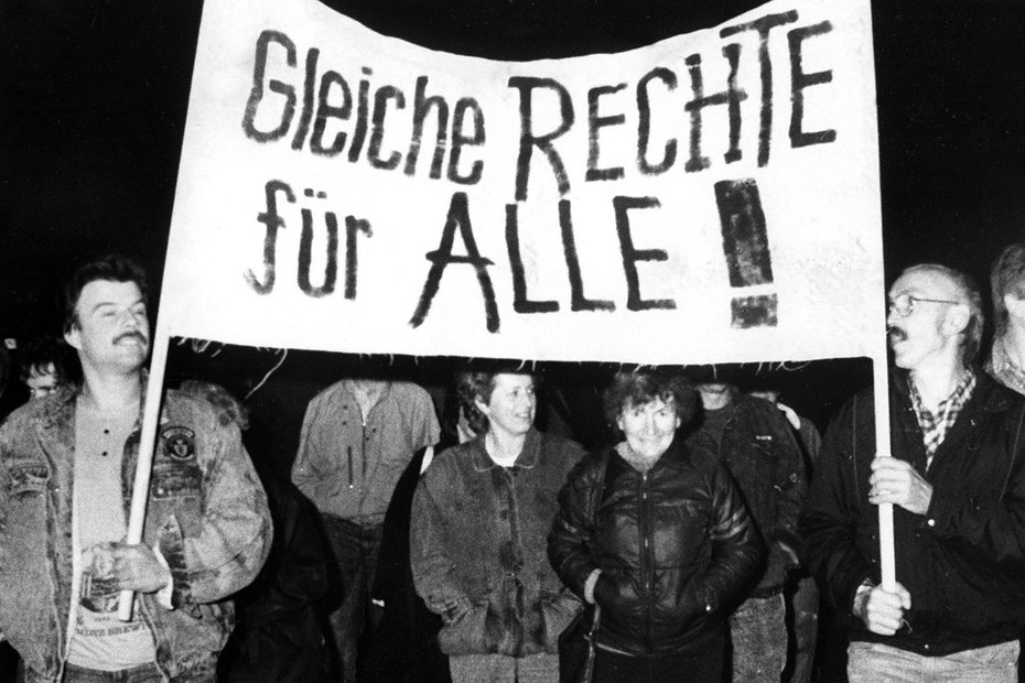 1989 skandierten die Menschen auf den Straßen der DDR: „Keine Gewalt!“ Heute brüllt der rechtsradikale Wahl­kämpfer auf ostdeutschen Marktplät­zen: „Die Jagdsaison ist eröffnet!“