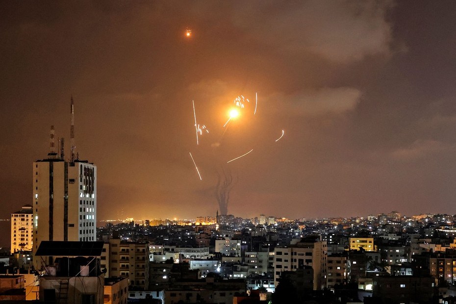 Eine Rakete aus dem Gaza-Streifen wird vom israelischen Raketenabwehrsystem „Iron Dome“ abgefangen