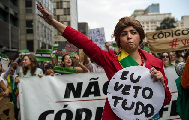 "Ich erhebe gegen alles Einspruch": Eine junge Frau demonstriert als Dilma Rousseff kostümiert gegen die Forst-Politik der Regierung