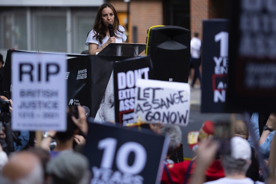 Stella Assange auf einer Demonstration für die Freilassung ihres Ehemanns Julian Assange