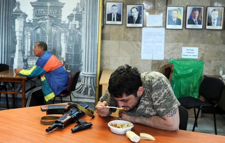Kampfpause im Regierungsgebäude von Donezk