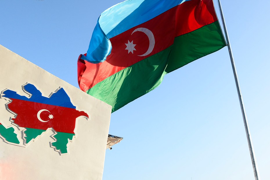 Ein aserbaidschanischer Grenzschützer hisst die Nationalflagge in Zəngilan