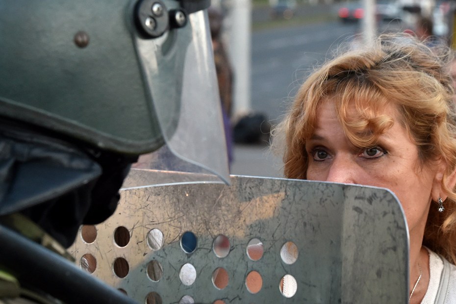Wer es in Belarus wagt zu demonstrieren, blickt schnell in die Schilde der Polizisten
