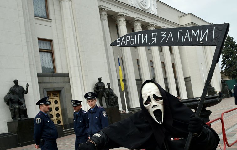 Dieser Protestler möchte den Rücktritt des Präsidenten Poroschenko gleich noch dazu